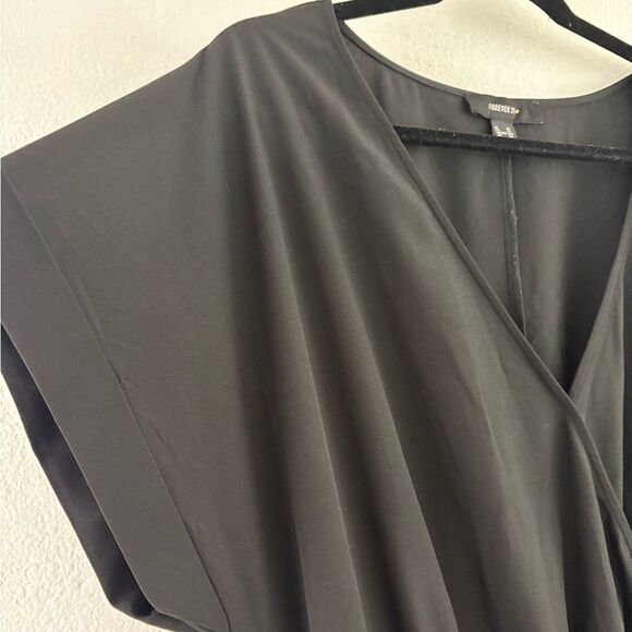 Forever 21 short sleeve v-neck black jumpsuit size 2X - Picture 3 of 5